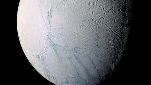 „Tygří pruhy“ na povrchu Enceladu