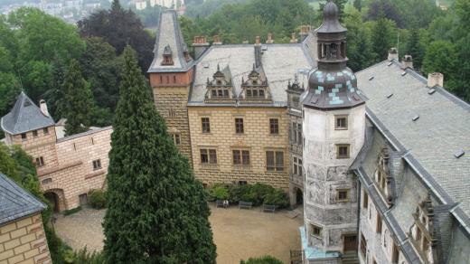 Hrad a zámek Frýdlant. Pohled od hradu na zámecké nádvoří s Dolním zámkem a Kastelánským křídlem (snímek uživatele Thalion77).