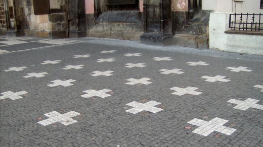 Kříže v dlažbě Staroměstkého náměstí připomínající popravu 27 českých pánů
