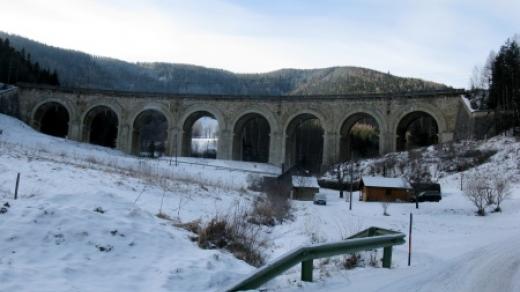 Jeden z mnoha viaduktů v horách poblíž městečka Semmering