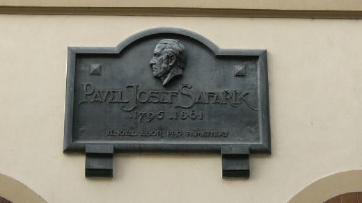 Pamětní desku Pavla Josefa Šafaříka v Praze vytvořil v roce 1025 Ladislav Šaloun (foto uživatel Petr Brož)