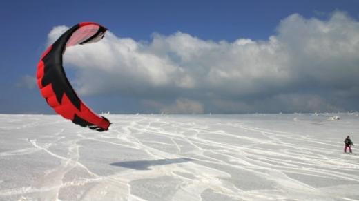 Snowkiting je novou zimní sportovní vášní obyvatel Moskvy