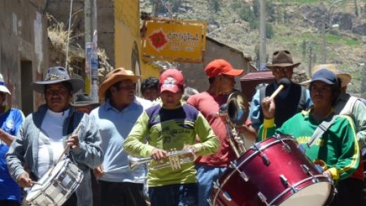 Oslava svátku mrtvých v peruánských horách zdaleka nebývá obestřena pochmurnou atmosférou