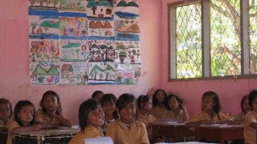 Indonéské děti v ZŠ Ngolang