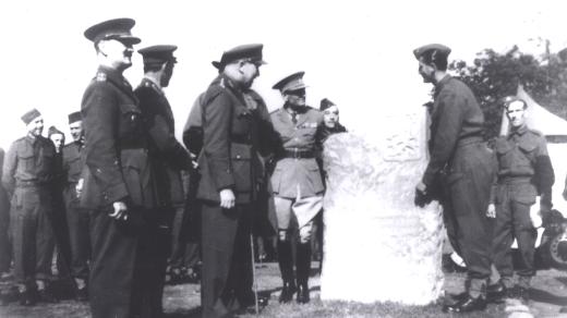 František Bělský (vpravo) u památníku v Cholmondeley po jeho slavnostním odhalení 28. září 1940