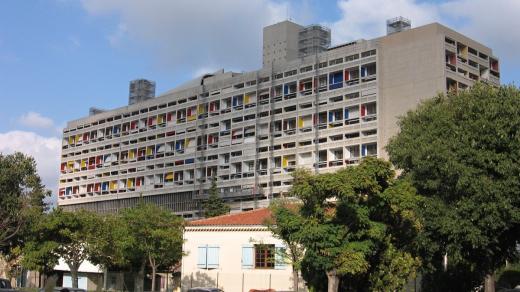 V unikátním Corbusierově panelovém domě je na tři stovky bytů pro více než tisíc lidí