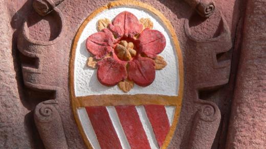 Rožmberský znak na vstupní bráně do vnitřního nádvoří třeboňského zámku