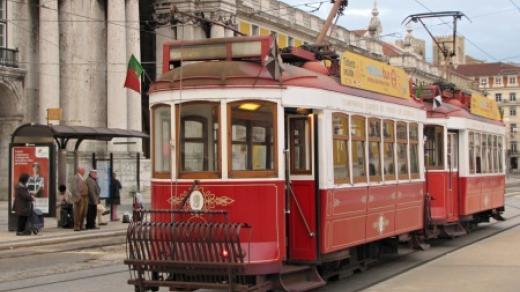 Červené tramvaje jsou určené výhradně pro turisty. Nastoupit se do nich dá na náměstí Praça do Comércio