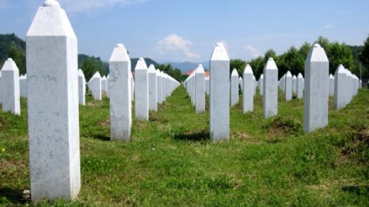 Dlouhé řady náhrobků v patmátníku Srebrenica-Potočari připomínají osm tisíc obětí srebrenického masakru