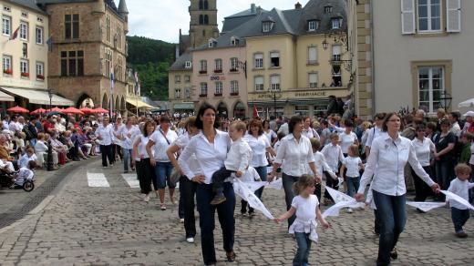 Poutníci tančí v rozestupech na délku šátku. Účastní se ženy s dětmi, muži přitančí až za nimi