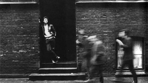 John Lennon se na slavné fotografii opírá o dveře v jedné ze zapadlých uliček Hamburku