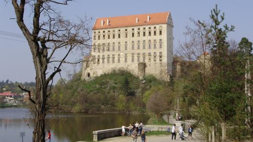 Plumlovský zámek se tyčí do výše 72 metrů nad hladinou Podhradského rybníka