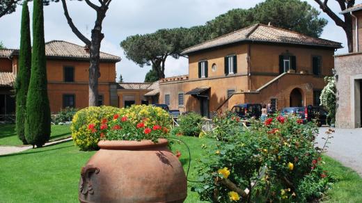 Součástí papežské rezidence v Castel Gandolfu je i farma na mléko, ovoce, zeleninu nebo olivový olej