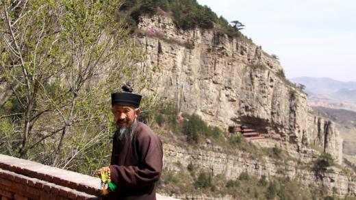 Taoističtí mniši ve stínu posvátné hory Cheng-šan