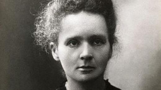 Marie Curie-Skłodowska na fotografii, pořízené někdy na přelomu 19. a 20. století; zcela jistě před rokem 1907.