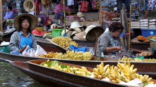 Na trhu Damnoeng Saduan se tradice mísí s turistickým byznysem