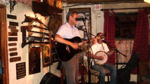 Vystoupení živé kapely v iském Johnnie Fox's Pub nedaleko Dublinu