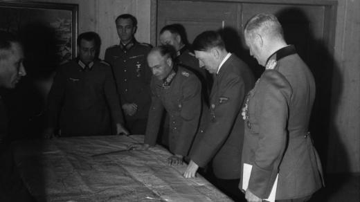 Porada Hitlerova štábu. (Zprava)  Wilhelm Keitel, Adolf Hitler, Walther von Brauchitsch, Friedrich Paulus