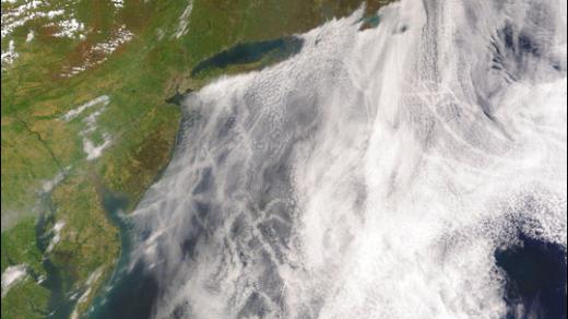 Satelitní snímek oblasti východního pobřeží USA. Dráhy lodí jsou zřetelně viditelné, tvoří je oblaka zplodin. Doprava se významně podílí na tvorbě skleníkových plynů. 