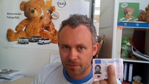 Niko Alm nemá rád pozitivní diskriminaci, a tak se na řidičák nechal vyfotit s cedníkem na hlavě