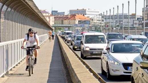 Cyklista na Nuselském mostě v Praze