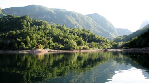 Poklidná hladina Višegradské přehrady a břehy bez jinak všudypřítomných turistů