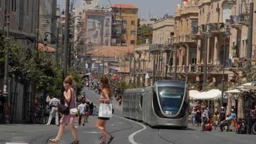 Tramvaj projíždí Jaffskou třídou, hlavní tepnou židovské části Jeruzaléma
