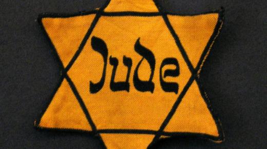 Davidova hvězda, kterou museli nosit Židé za druhé světové války viditelně našitou na svém oblečení.