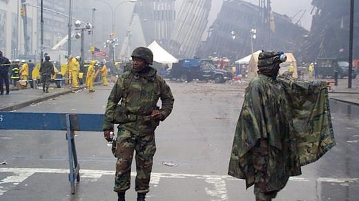 Příslušníci newyorské národní gardy hlídají přístup k troským zřícených mrakodrapů po útoku 11. září 2001