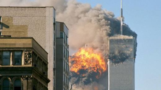 New York, 11. září 2001, letadlo naráží do jižní věže Světového obchodního centra