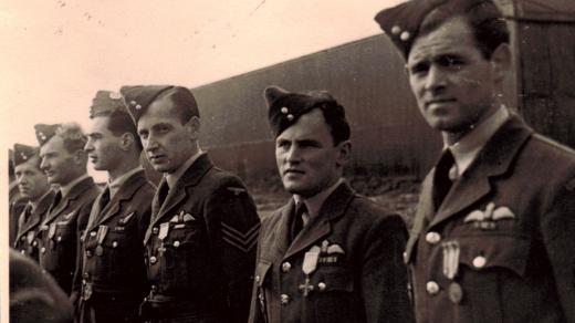 Arnošt Polák mezi jinými vyznamenanými prezidentem Edvardem Benešem na letišti Beaulieu v roce 1943