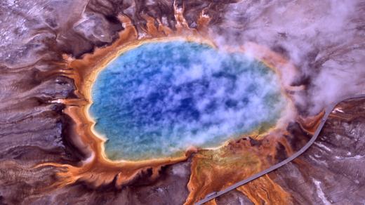 Archea obývají extrémní prostředí, např. horká vřídla (Grand Prismatic Spring, Yellowstone N.P.)