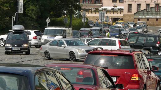 Pražská křižovatka v dopravní špičce (ilustrační foto)