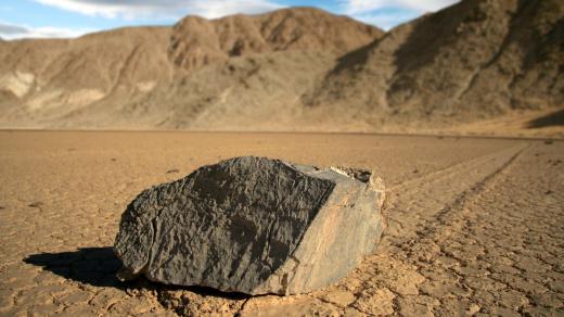 Jeden z kamenů v Údolí smrti (Racetrack Playa)