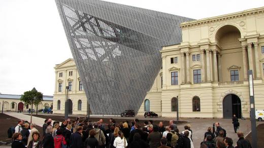 Průčelí muzea Bundeswehru obohatil nový architektonický prvek