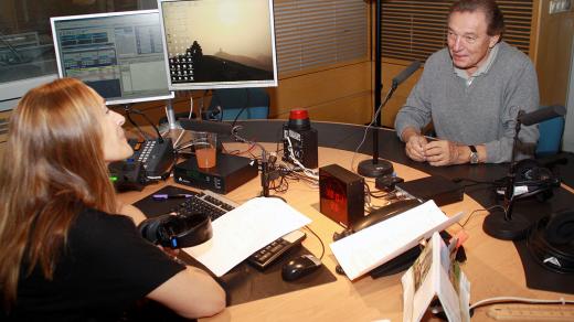 Moderátorka Lucie Výborná s Karlem Gottem před vysíláním Hosta Radiožurnálu