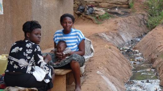 Ženy s dítětem v ugandské chudinské čtvrti Nakulábye