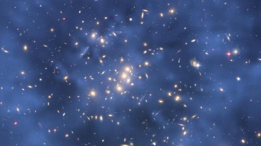 Snímek vzdáleného vesmíru z Hubbleova dalekohledu s teoretickým prstencovým rozložením temné hmoty