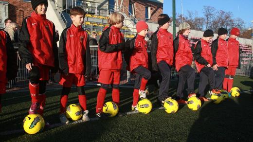 Za možnost trénovat pod záštitou FC Barcelony rodiče mladých fotbalistů měsíčně platí v přepočtu osm set korun