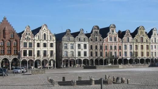 Barokní náměstí v Arrasu z 18. století
