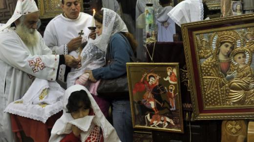 Koptští křesťané při mši v egyptské Káhiře