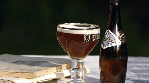 Orvalské pivo nejvíc chutná ze speciální baňaté sklenky