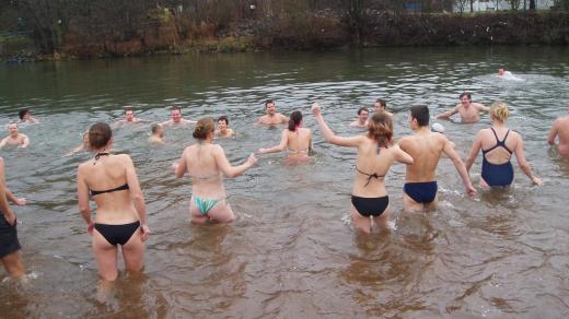 Otužilci v řece Jizeře na Štědrý den