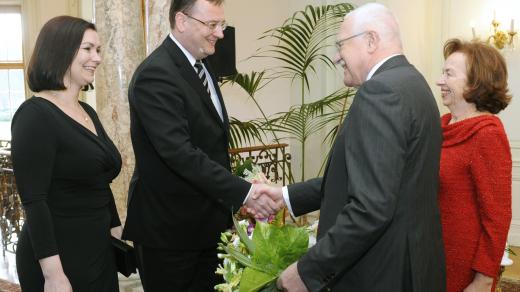 Premiéra Petra Nečase s manželkou přivítal prezident Václav Klaus s chotí