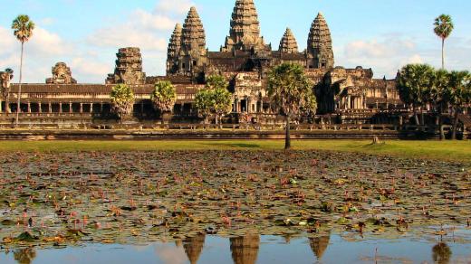 Hlavní chrámový komplex Angkor Vat, vrcholné dílo khmerské architektury