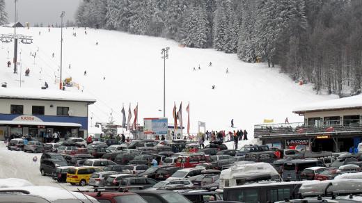 Přeplněné parkoviště v lyžařském středisku