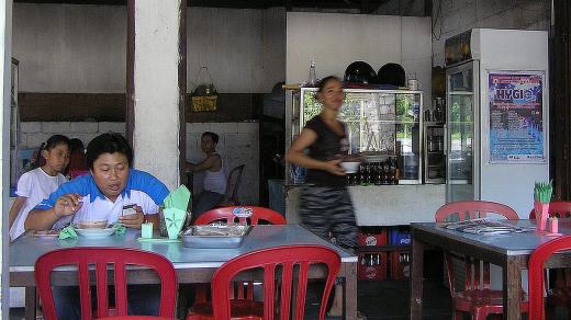 Efi pracuje v pouličním bufetu v indonéském Denpasaru