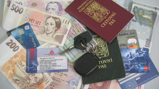 peníze, cestovní pas, platební karty, klíče, doklady (ilustrační foto)