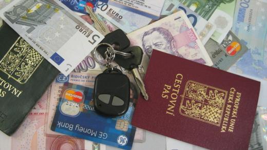 peníze, cestovní pas, platební karty, klíče, doklady (ilustrační foto)