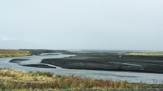 Planina Myrdarsandur s černým sopečným pískem a popelem